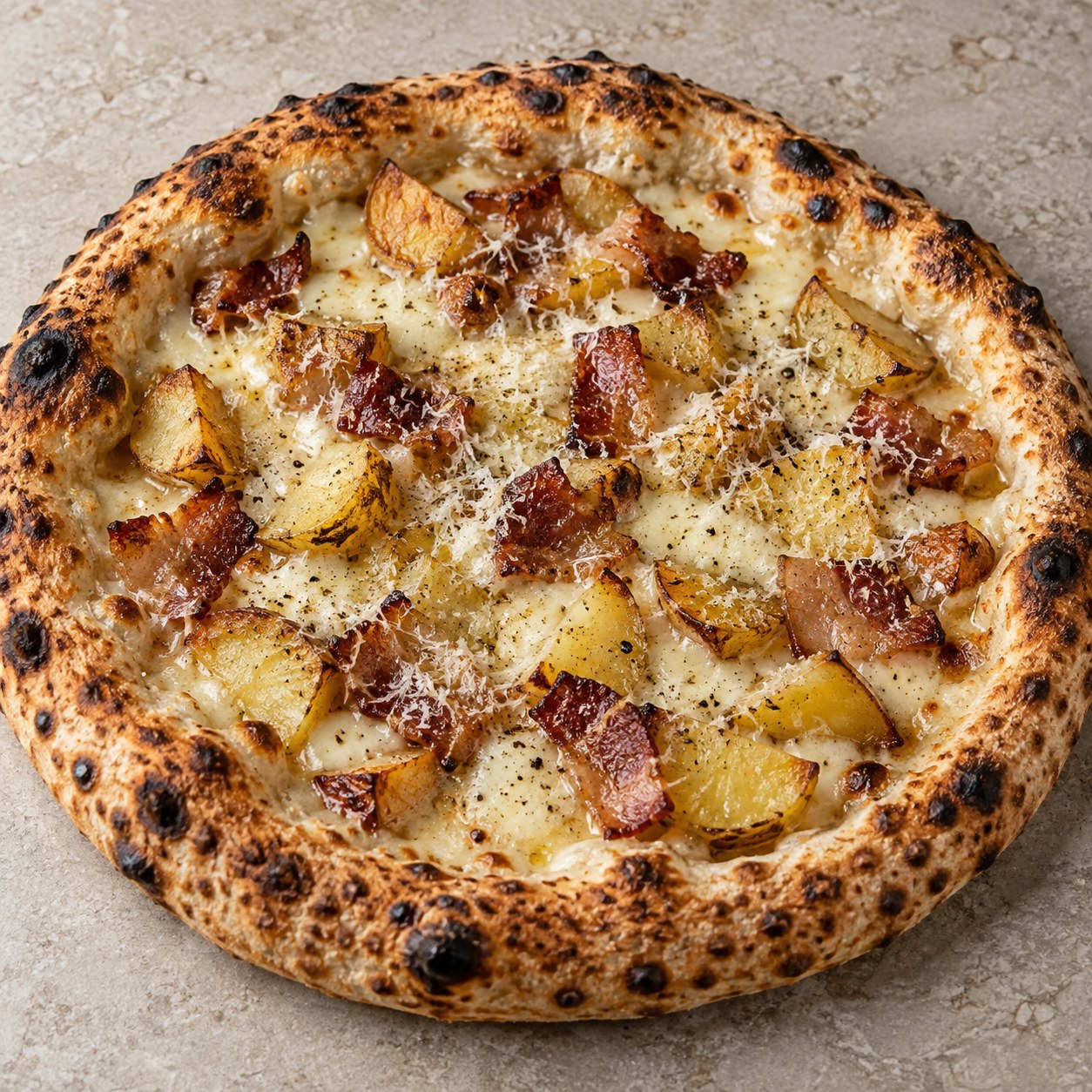 Pizza Brace con patate, guanciale croccante e pecorino